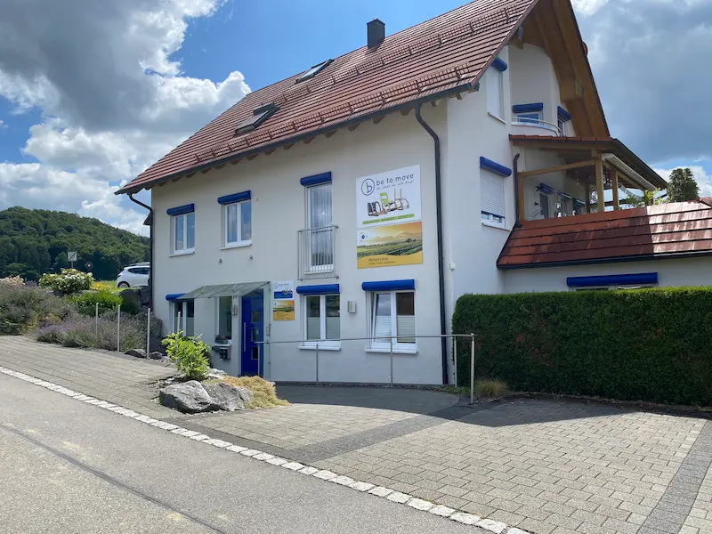 Der ebenerdige und barrierefreie eingang zur physiotherapie praxis lenze in bad waldsee leicht zugänglich vom parkplatz aus