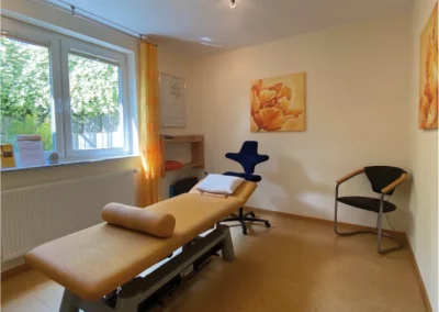 Lichtdurchfluteter und freundlicher Therapieraum in unserer Praxis in Bad Waldsee, ideal für Ihre Krankengymnastik und physiotherapeutischen Behandlungen.