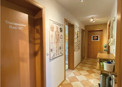Der Flur zu den Behandlungsräumen in der Physiotherapie-Praxis Lenze, der eine professionelle und ruhige Atmosphäre ausstrahlt.