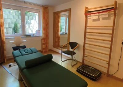 Unser Therapieraum in Bad Waldsee, ausgestattet für Krankengymnastik mit Sprossenwand und modernem Galileo-Trainingsgerät.