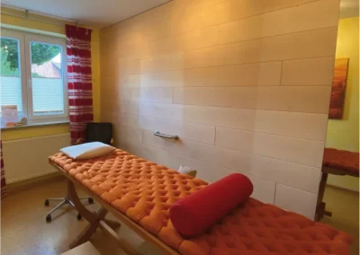 Einzigartiger Therapieraum mit spezieller Klangliege für tiefenwirksame Behandlungen und Entspannung in unserer Praxis in Bad Waldsee.